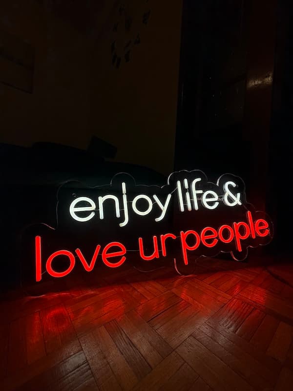 Neon Love People — semn neon personalizat realizat de Lightify