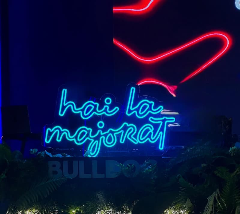 Neon Majorat Celebration