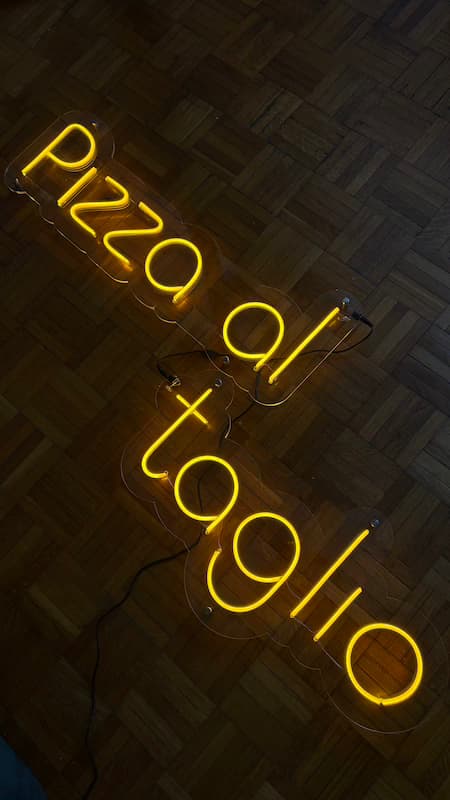 Neon Pizza Al Taglio — semn neon personalizat realizat de Lightify