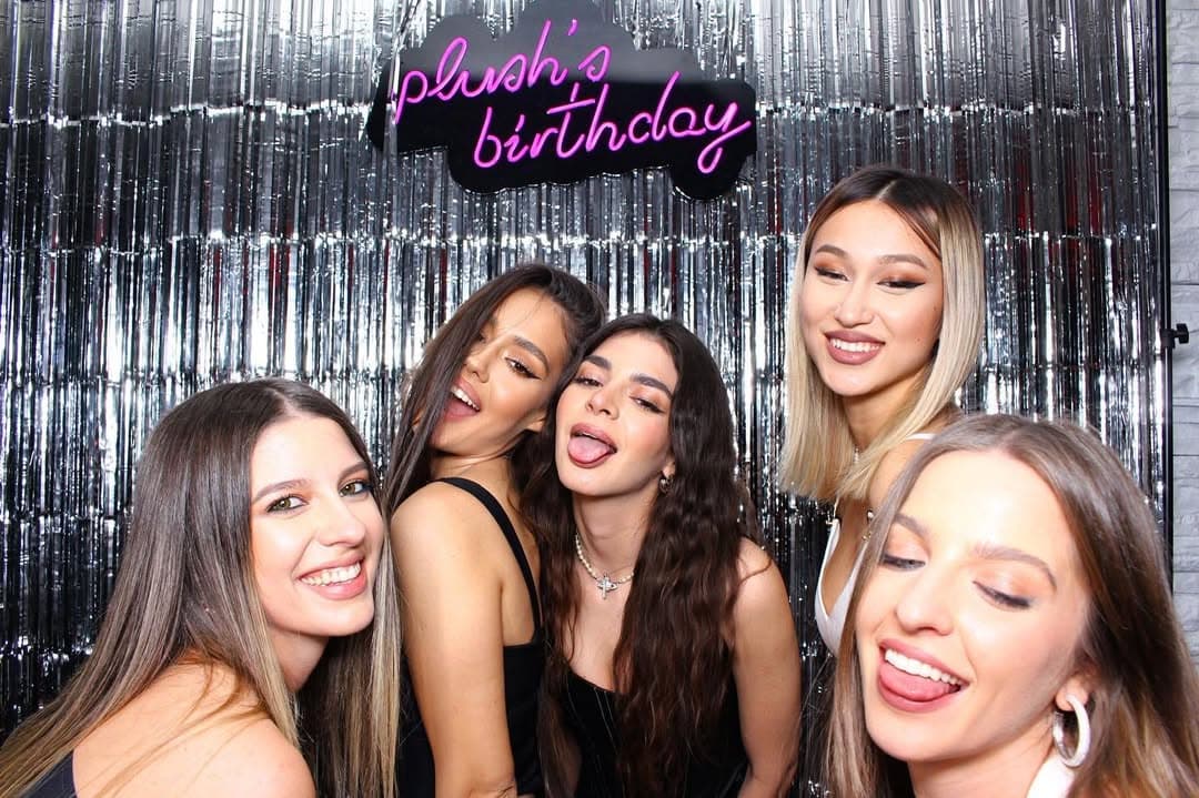 Neon Plush Birthday Party — semn neon personalizat realizat de Lightify