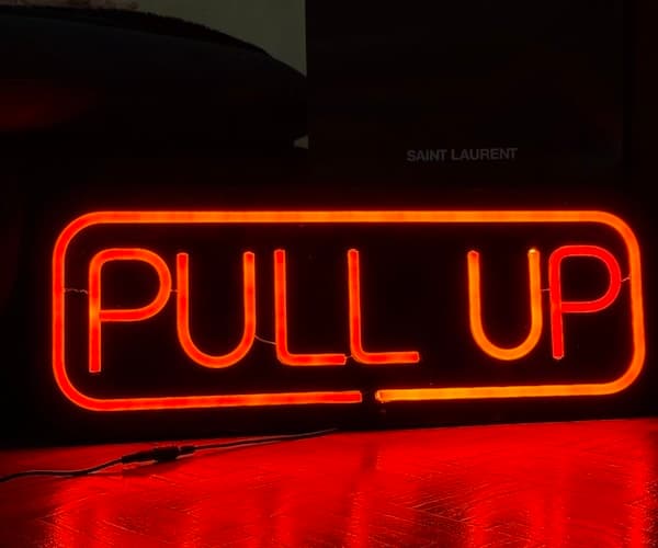 Neon Pull Up — semn neon personalizat realizat de Lightify