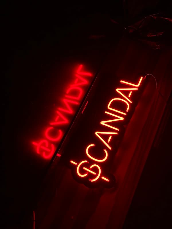 Neon Scandal — semn neon personalizat realizat de Lightify